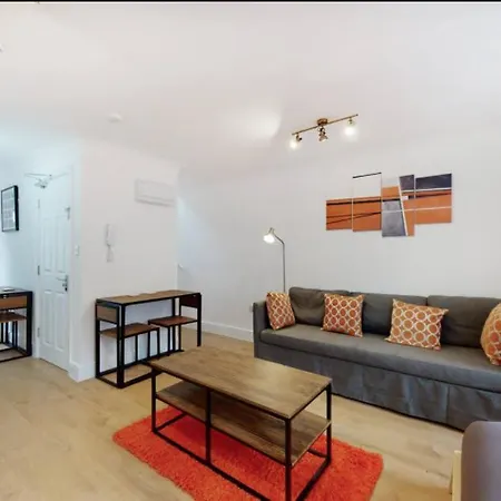 Modern Split Level 1 Bedroom Flat In Aldgate